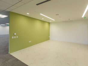 300 Spectrum Center Dr, Irvine, CA à louer Photo intérieure– Image 1 sur 9