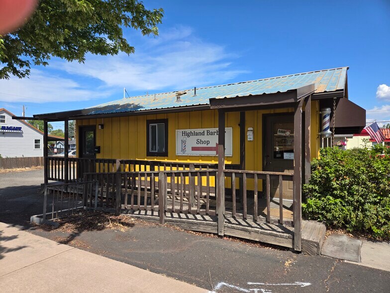 1041 Highland Ave, Redmond, OR à vendre - Photo de l’immeuble – Image 2 sur 5