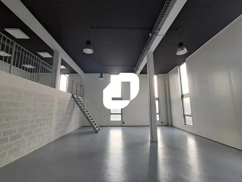 Local d’activités dans Bordeaux à louer - Photo de l’immeuble – Image 1 sur 9