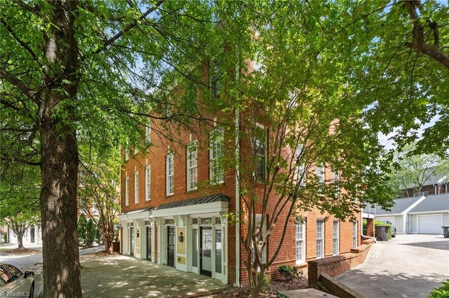 215-217 E Lewis St, Greensboro, NC à louer - Photo de l’immeuble – Image 3 sur 7