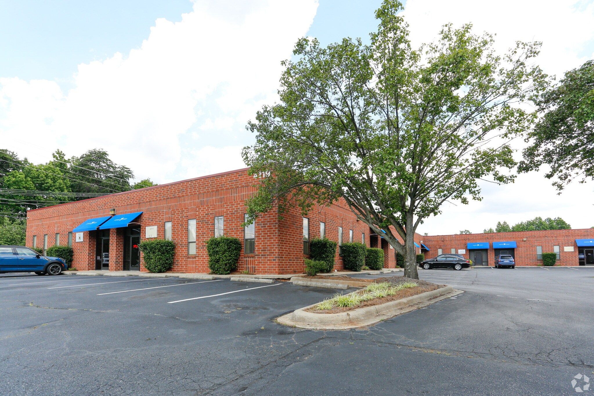 4119 Rose Lake Dr, Charlotte, NC à louer Photo principale– Image 1 sur 11