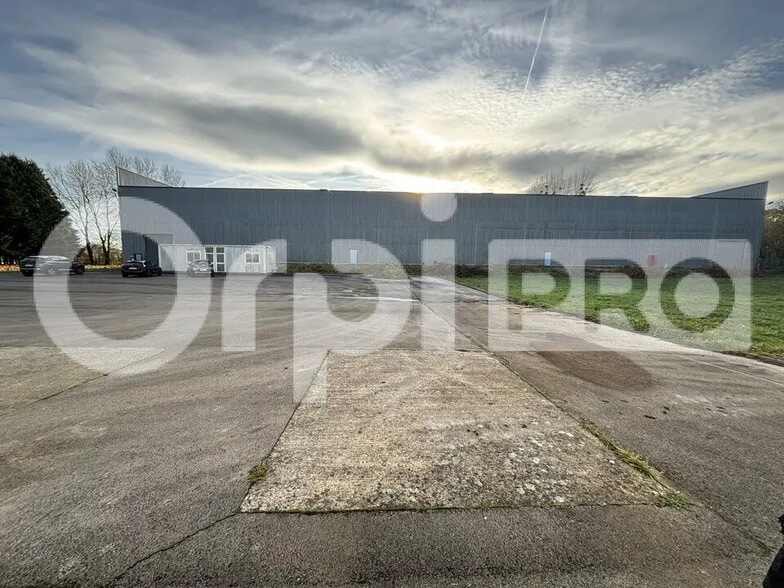 Local d'activités dans Beauvais à vendre - Photo de l’immeuble – Image 1 sur 4