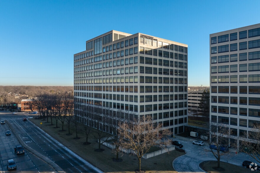 8765 W Higgins Rd, Chicago, IL à louer - Photo de l’immeuble – Image 3 sur 6