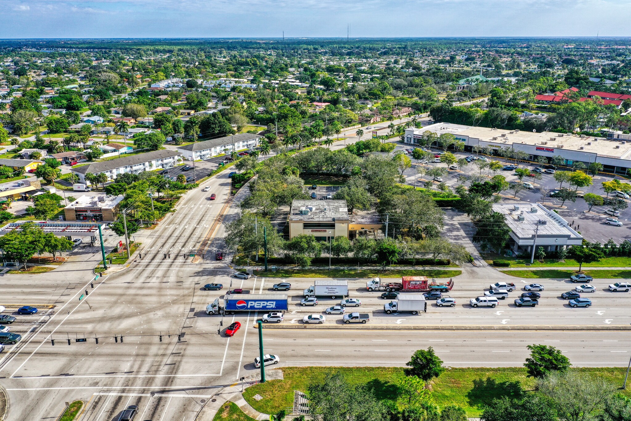 4901 Tamiami Trl E, Naples, FL à louer Photo de l’immeuble– Image 1 sur 12