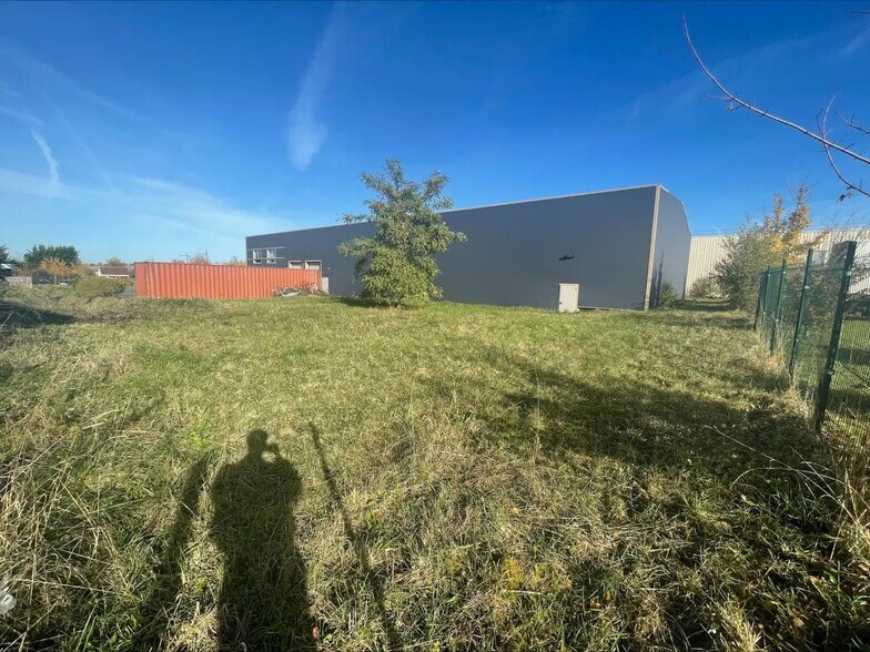 Local d'activités dans Ennery à vendre - Photo de l’immeuble – Image 3 sur 15