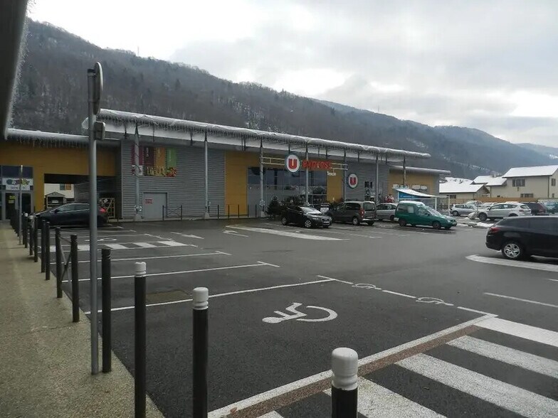 Local commercial dans Tencin à louer - Photo de l’immeuble – Image 2 sur 9
