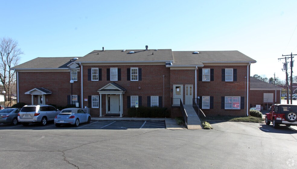 3447 Robinhood Rd, Winston-Salem, NC à louer - Photo de l’immeuble – Image 2 sur 2
