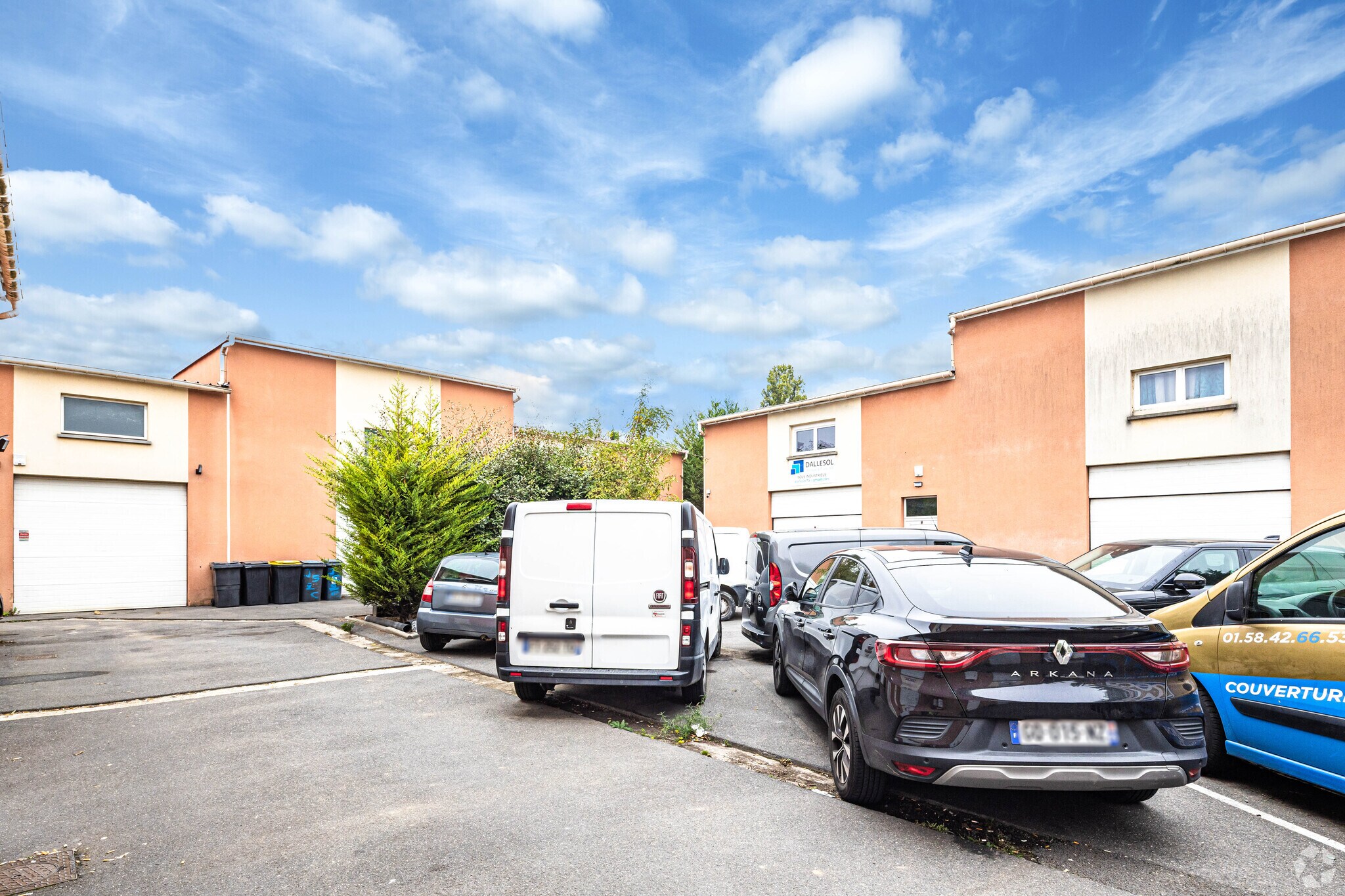 Local d’activités dans Villeneuve-le-Roi à louer Photo de l’immeuble– Image 1 sur 7