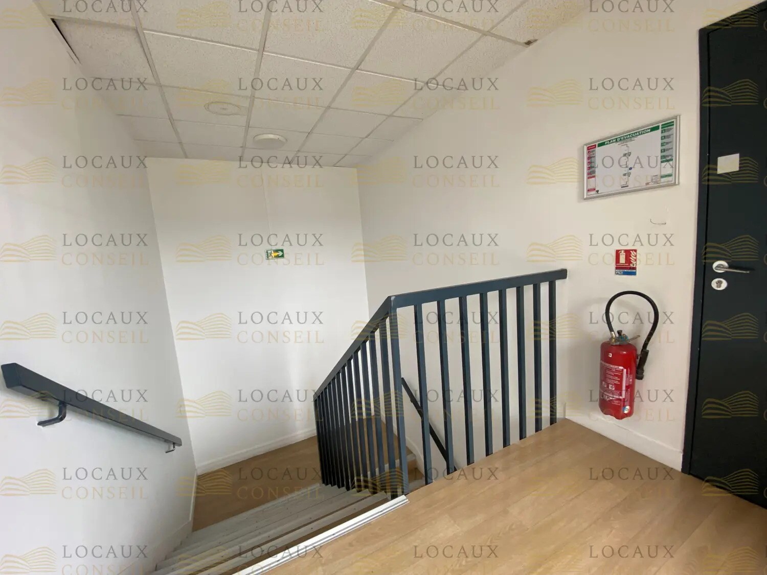 Local d’activités dans SAINT-OUEN-L'AUMONE à louer Photo intérieure– Image 1 sur 2