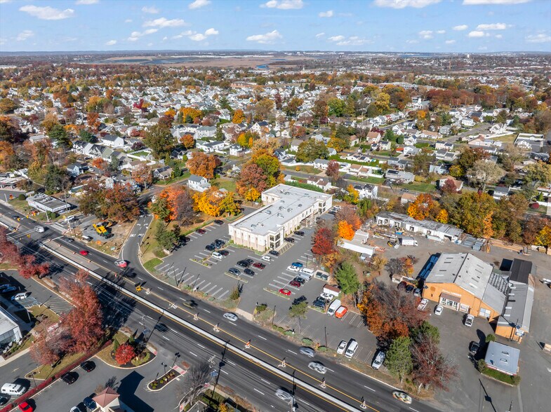 646 State Route 18, East Brunswick, NJ à louer - Photo de l’immeuble – Image 3 sur 8