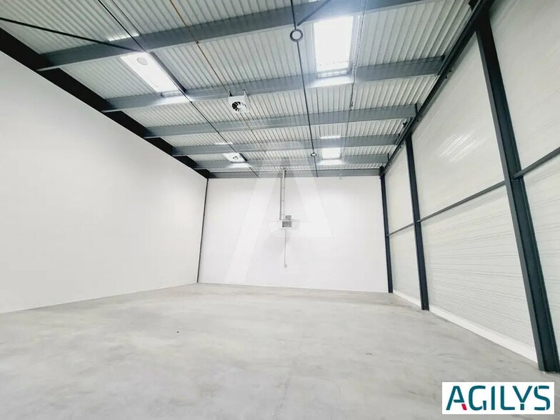 Local d’activités dans Corbeil-Essonnes à louer - Photo de l’immeuble – Image 2 sur 6