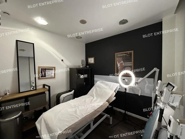 Plus de détails pour Local commercial à louer