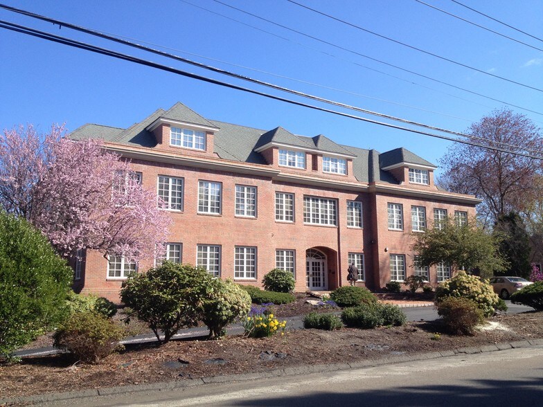 799 Silver Ln, Trumbull, CT à vendre - Photo de l’immeuble – Image 1 sur 15