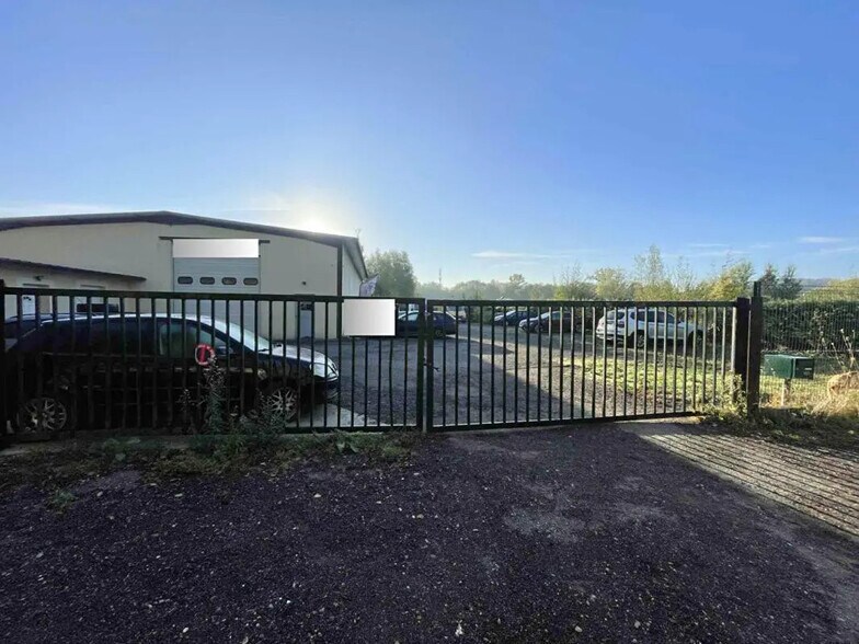 Local d’activités dans Pontpoint à louer - Photo de l’immeuble – Image 3 sur 4