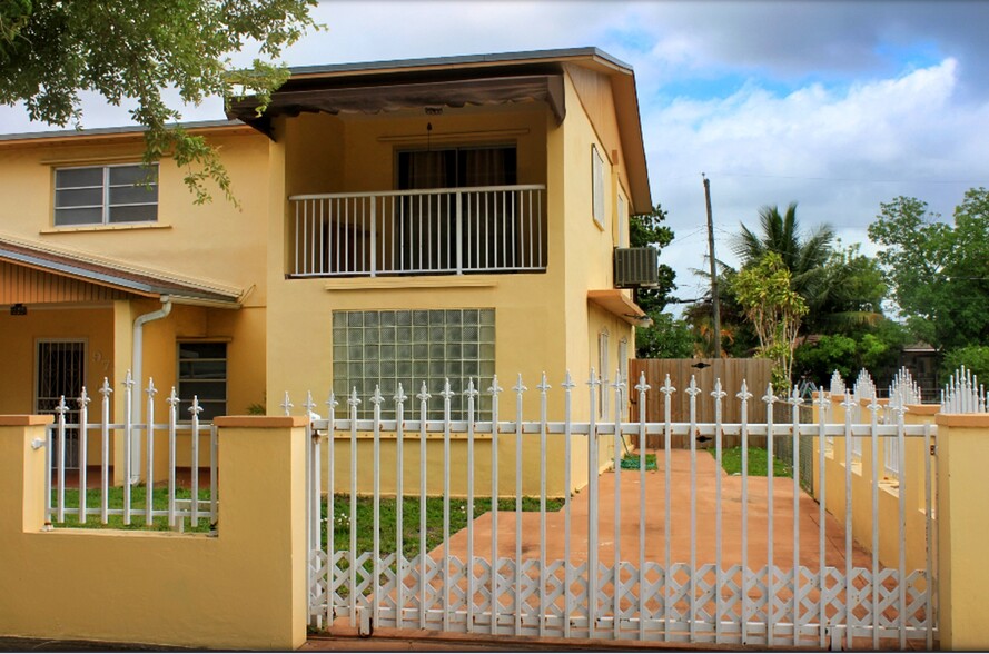 971 E 18th St, Hialeah, FL à vendre - Photo de l’immeuble – Image 3 sur 27