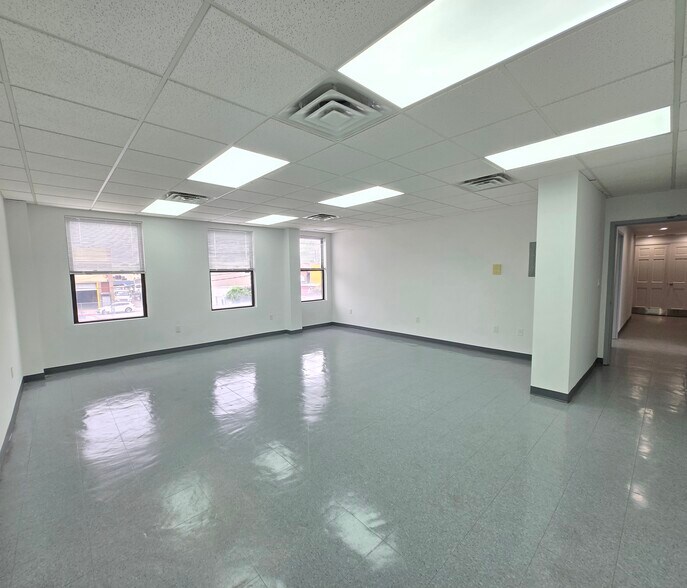 17717 150th Ave, Jamaica, NY à louer - Photo de l’immeuble – Image 3 sur 10