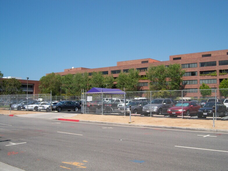 2701 Pennsylvania Ave, Santa Monica, CA à louer - Photo de l’immeuble – Image 2 sur 2