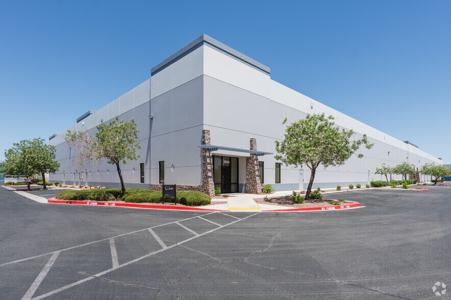 3838 Civic Center Dr, North Las Vegas, NV à louer - Photo de l’immeuble – Image 1 sur 16