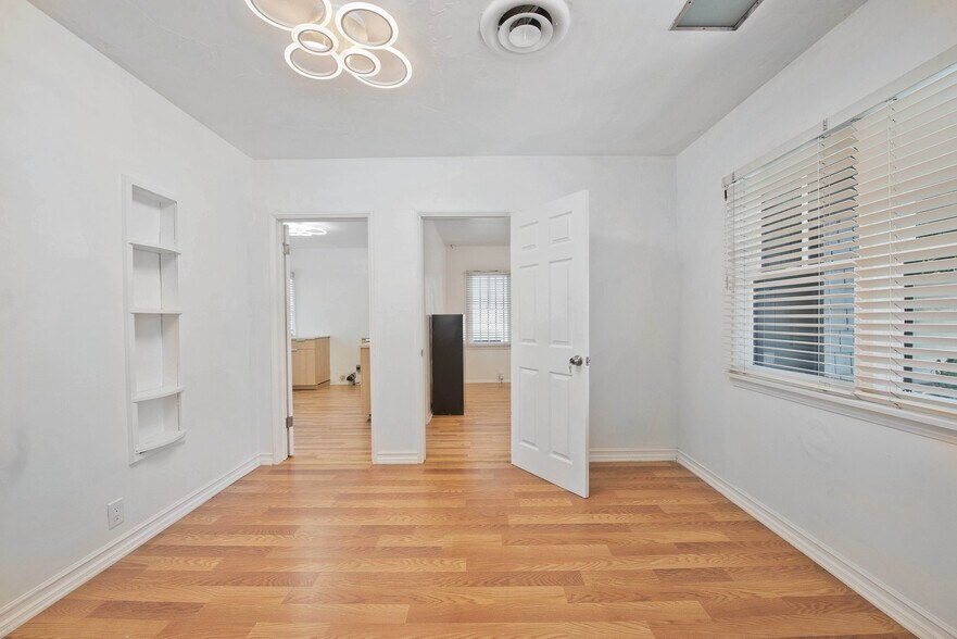 23013 Ventura Blvd, Woodland Hills, CA à vendre - Photo de l’immeuble – Image 2 sur 11