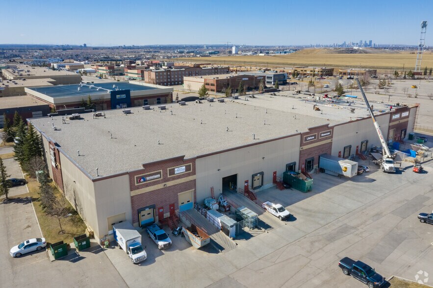 11500 35th St SE, Calgary, AB à louer - Photo de l’immeuble – Image 2 sur 10