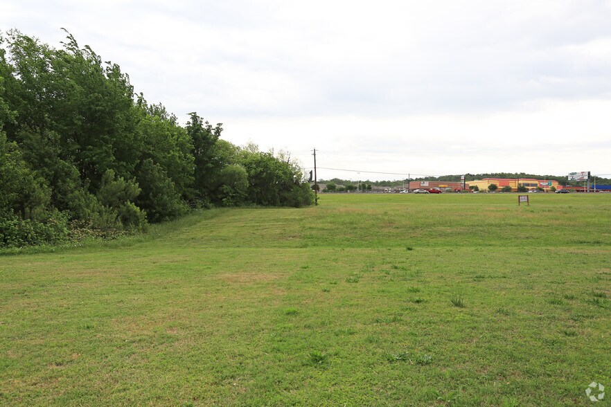 601 N Walton Walker Blvd, Dallas, TX à vendre - Photo de l’immeuble – Image 1 sur 5