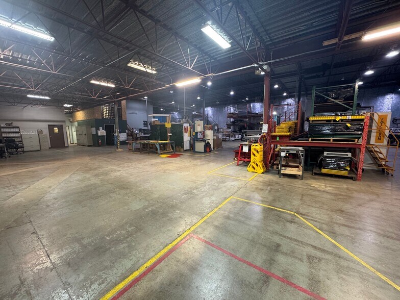 8210 Mcintyre Rd NW, Edmonton, AB à vendre - Photo de l’immeuble – Image 2 sur 4
