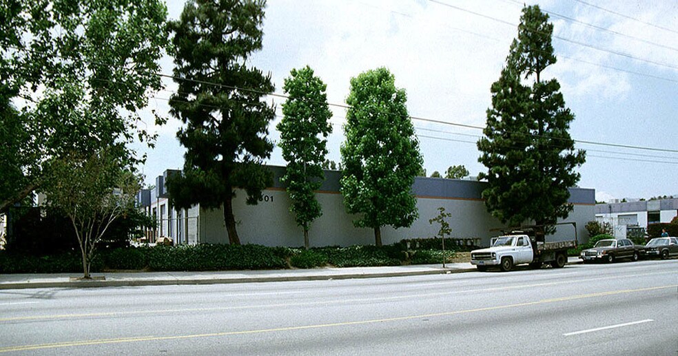 8501 Canoga Ave, Canoga Park, CA à louer - Photo de l’immeuble – Image 2 sur 8