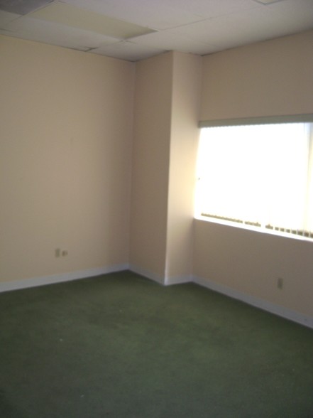 10 Cedar Swamp Rd, Glen Cove, NY à louer - Photo intérieure – Image 3 sur 12