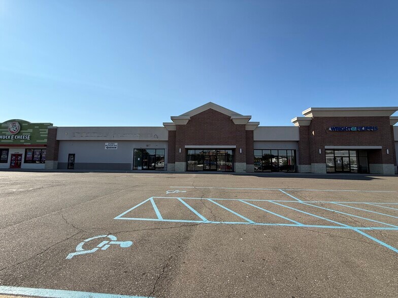 24399-24411 Michigan Ave, Dearborn, MI à louer - Photo de l’immeuble – Image 1 sur 9