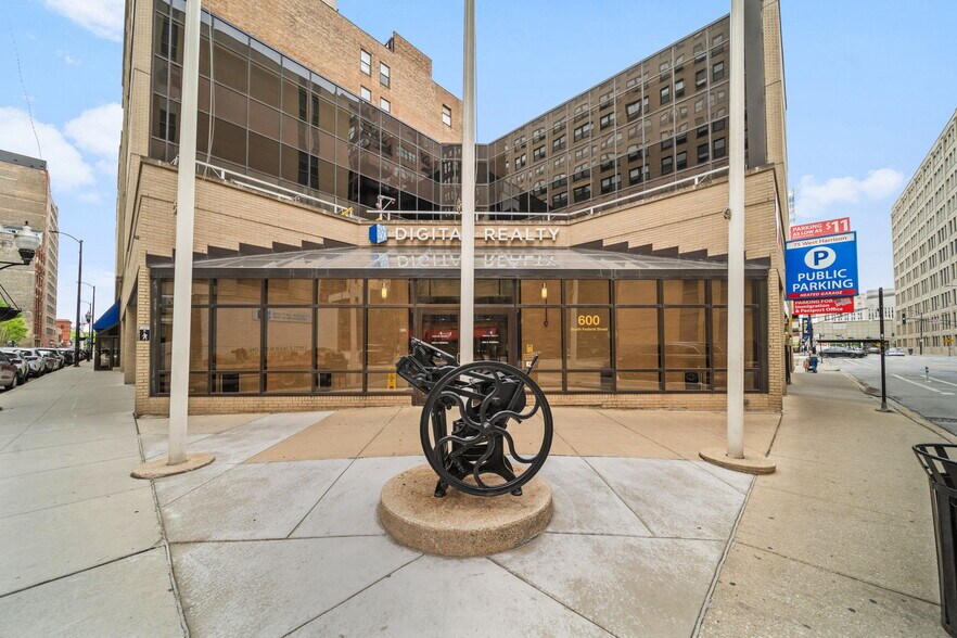 75 W Harrison St, Chicago, IL à vendre - Photo de l’immeuble – Image 2 sur 13