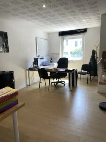 Local d’activités dans Fleurieu-sur-Saône à louer - Photo de l’immeuble – Image 3 sur 3