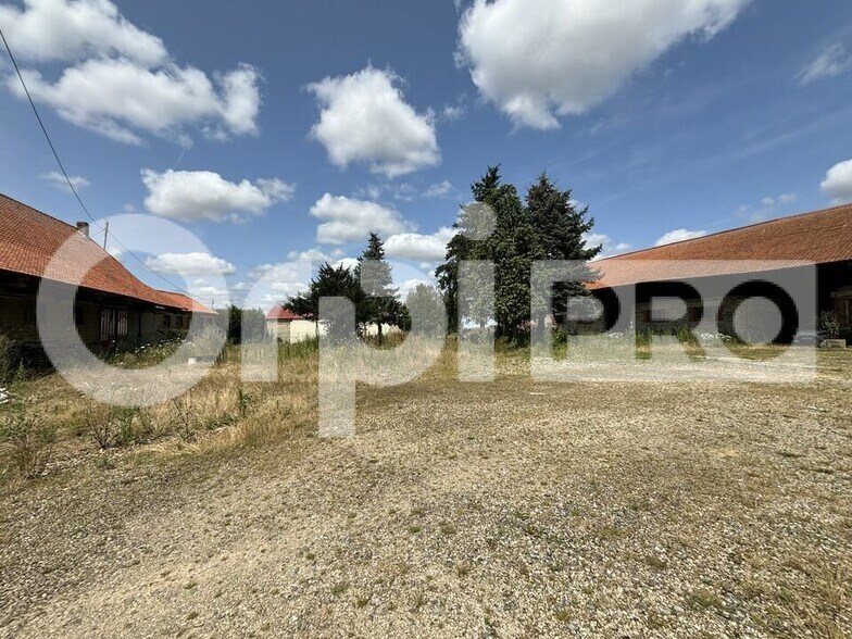 Local d'activités dans Grand-Rozoy à vendre - Photo de l’immeuble – Image 3 sur 10