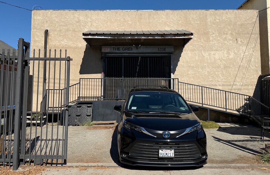 533 E 31st St, Los Angeles, CA à louer - Photo de l’immeuble – Image 1 sur 6