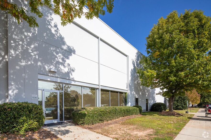 9200 Globe Center Dr, Morrisville, NC à louer - Photo de l’immeuble – Image 3 sur 9