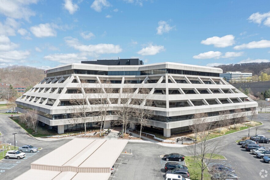 660 White Plains Rd, Tarrytown, NY à louer - Photo de l’immeuble – Image 1 sur 10