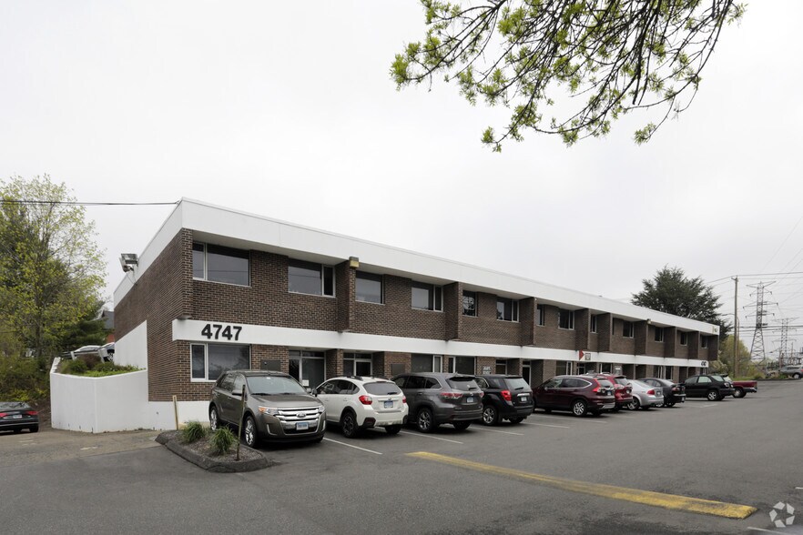 4747-4749 Main St, Bridgeport, CT à louer - Photo de l’immeuble – Image 2 sur 4