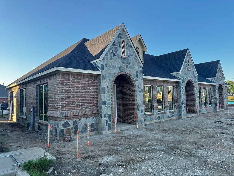 305 Regency Pky, Mansfield, TX à louer - Photo de l’immeuble – Image 2 sur 16