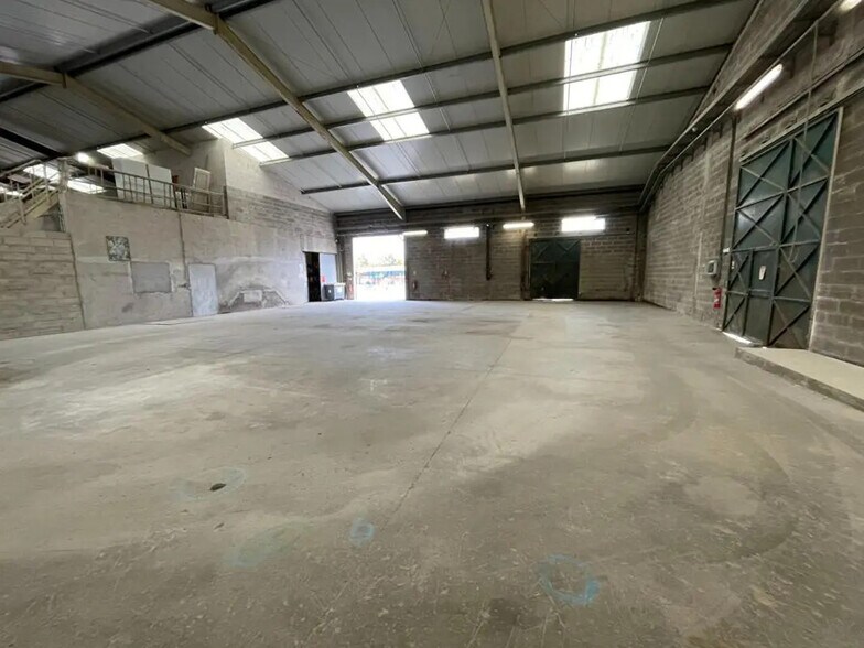 Local d’activités dans Pontpoint à louer - Photo de l’immeuble – Image 2 sur 5