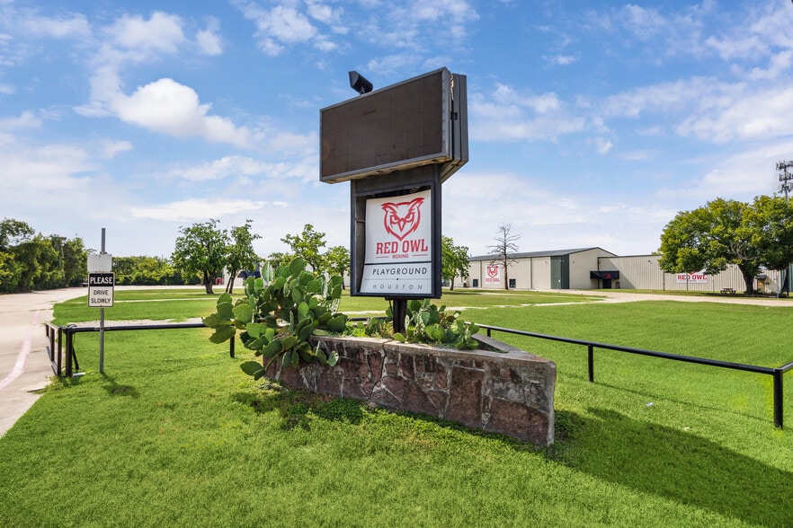 12539 Perry Rd, Houston, TX à vendre - Photo de l’immeuble – Image 3 sur 13
