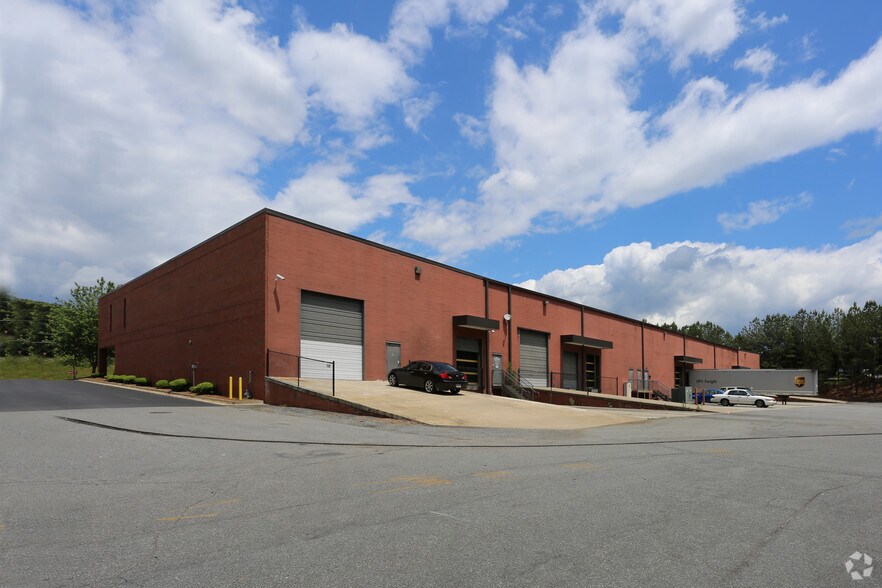 100 Londonderry Ct, Woodstock, GA à louer - Photo de l’immeuble – Image 2 sur 5