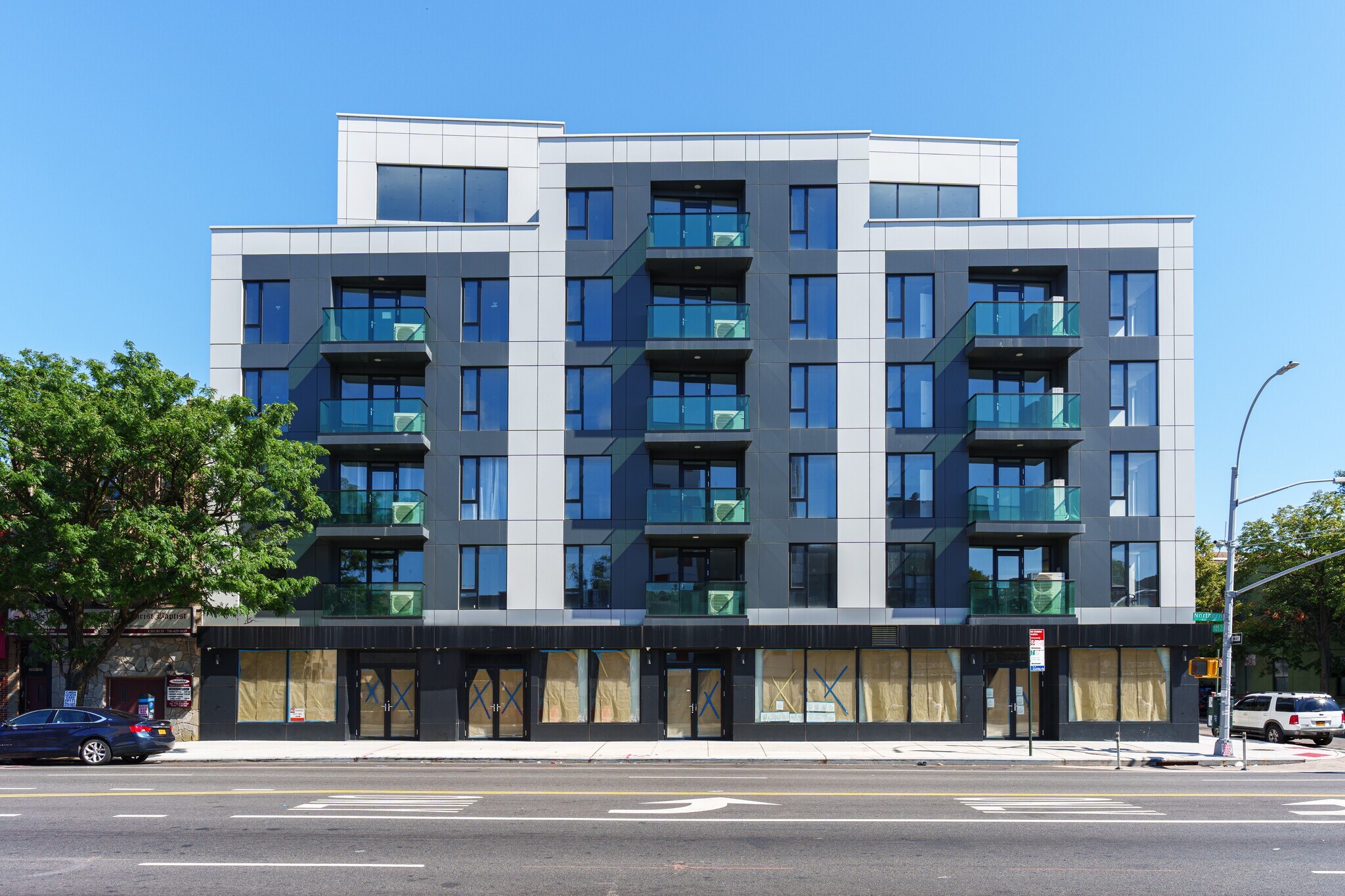 10411-10419 Northern Blvd, Flushing, NY à louer Photo de l’immeuble– Image 1 sur 2