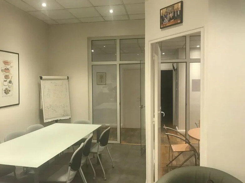 Local d’activités dans Vincennes à louer - Photo de l’immeuble – Image 3 sur 6