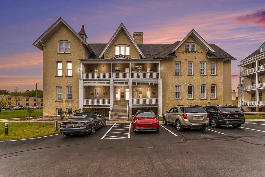 810 Cottageview Dr, Traverse City, MI à vendre - Photo de l’immeuble – Image 2 sur 31