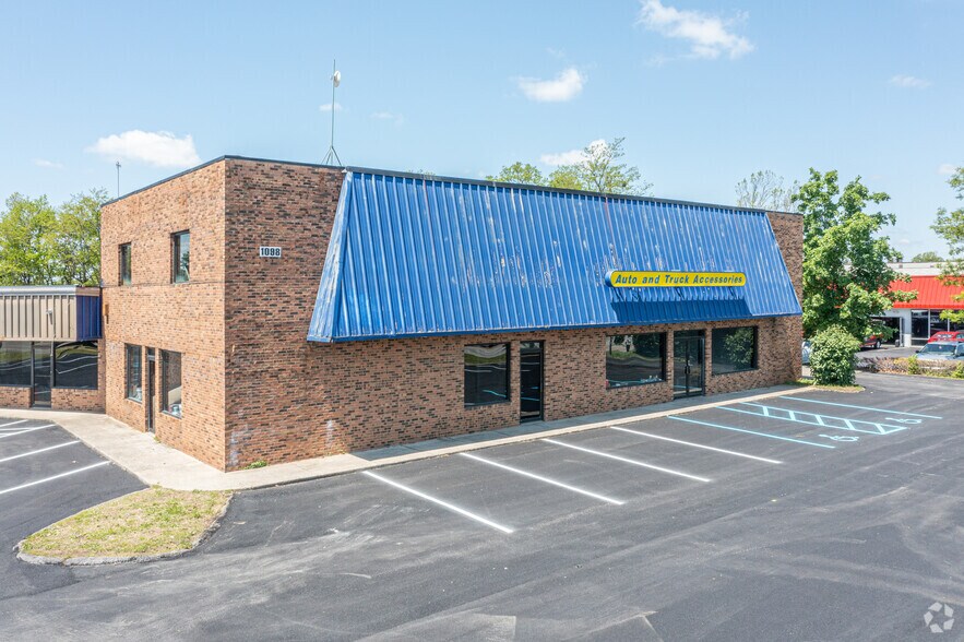 1098 E New Circle Rd, Lexington, KY à louer - Photo principale – Image 1 sur 41
