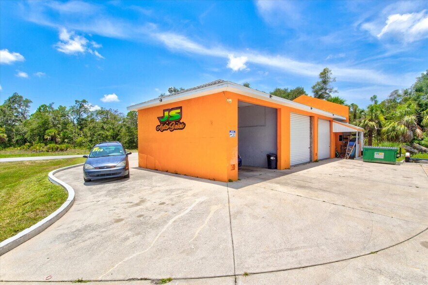 15182 Dahlgren Ave, Port Charlotte, FL à vendre - Photo de l’immeuble – Image 3 sur 44