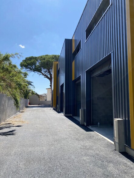 Local d’activités dans Lunel à louer - Photo de l’immeuble – Image 2 sur 5