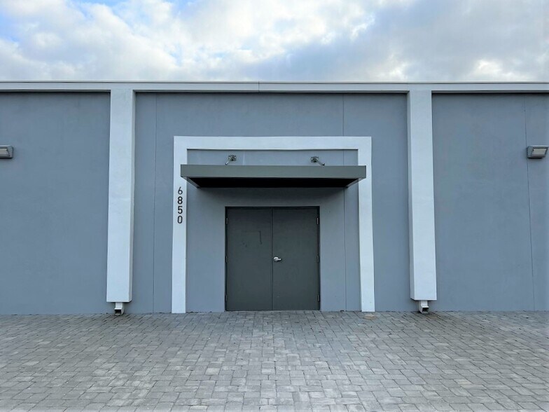 6850 Cross Bayou Dr, Seminole, FL à louer - Photo de l’immeuble – Image 2 sur 21