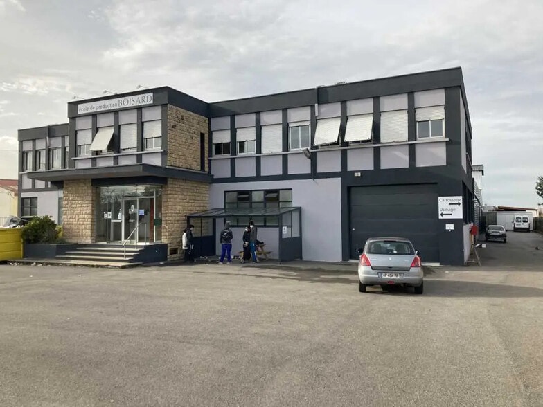 34-36 Avenue Des Bruyères, Décines-Charpieu à louer - Photo de l’immeuble – Image 1 sur 17