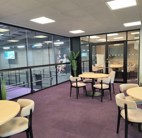 1 Triumph Rd, Londres à louer - Photo de l’immeuble – Image 3 sur 4