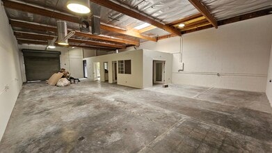 7647 Hayvenhurst Ave, Van Nuys, CA à louer Photo intérieure– Image 2 sur 4